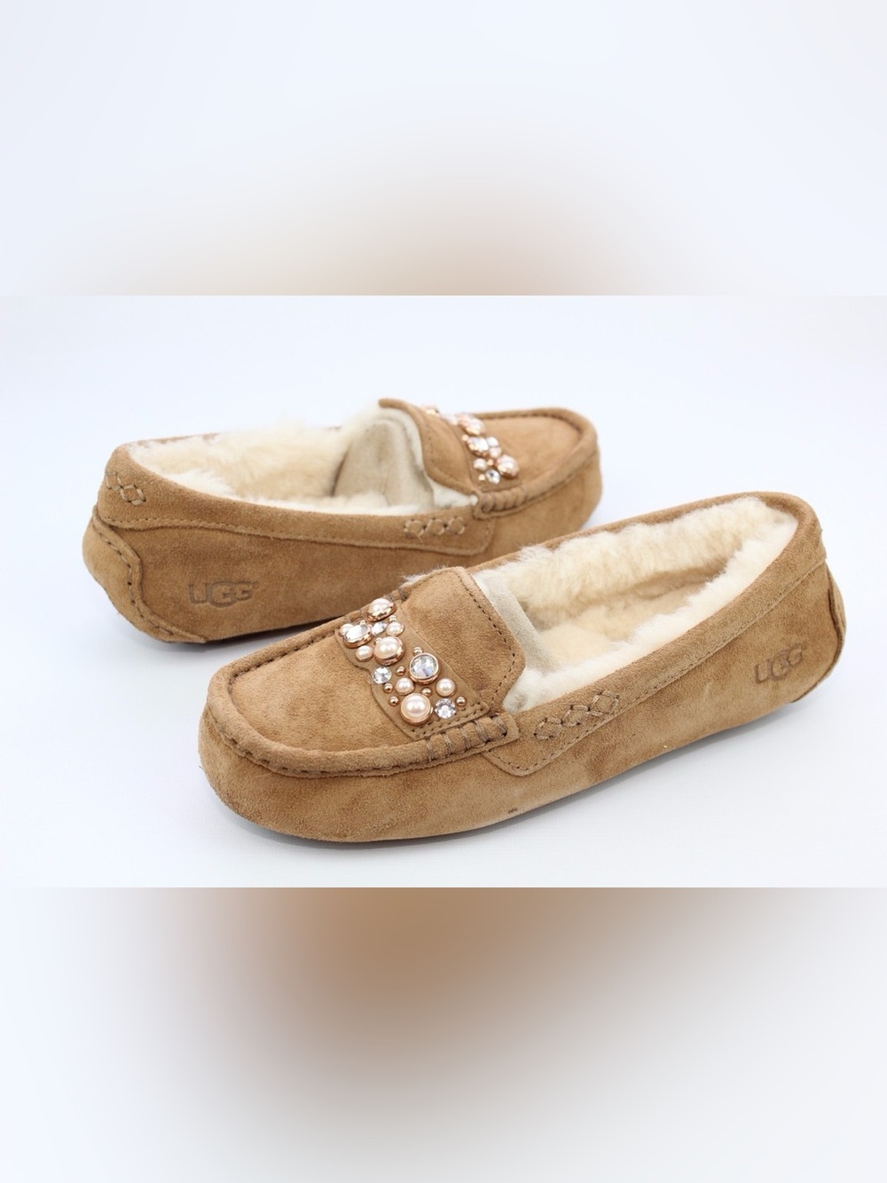 UGG ANSLEY BRILLIANT BOW
SWAROVSKI SHEEPSKIN
CHESTNUT SLIPPERS SIZE 9